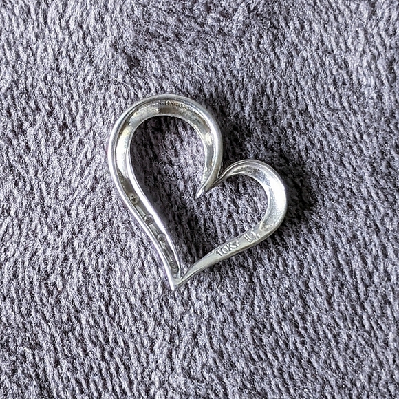 10K solid white gold diamond tilted heart pendant - Picture 6 of 11